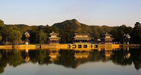 小而美独特手绘风+免费中文Demo！在《爱氏物语》中开启轻松治愈的RPG冒险